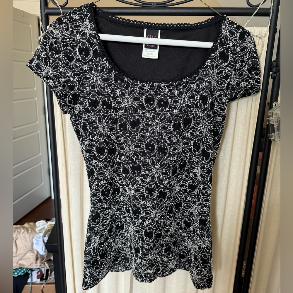 Wrapper Black and White Fitted Blouse
